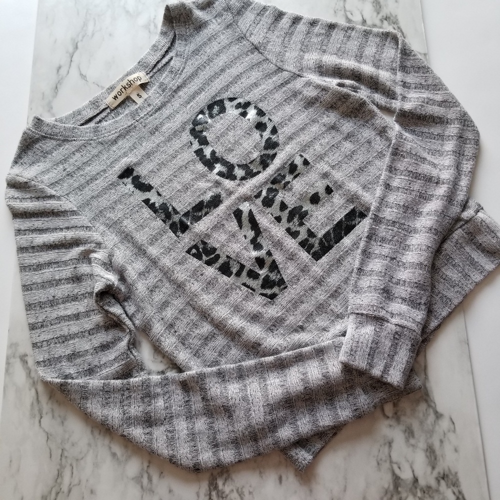 2 gor $20 - Workshop crew neck gray top